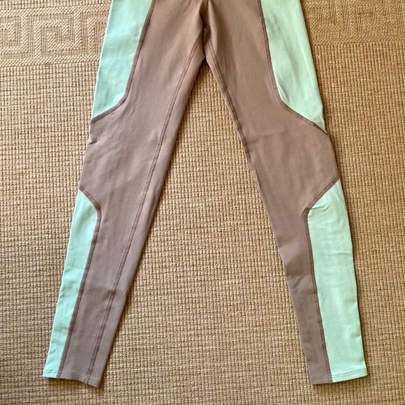Love the Process Geometric two-tone leggings - Picture 2 of 5